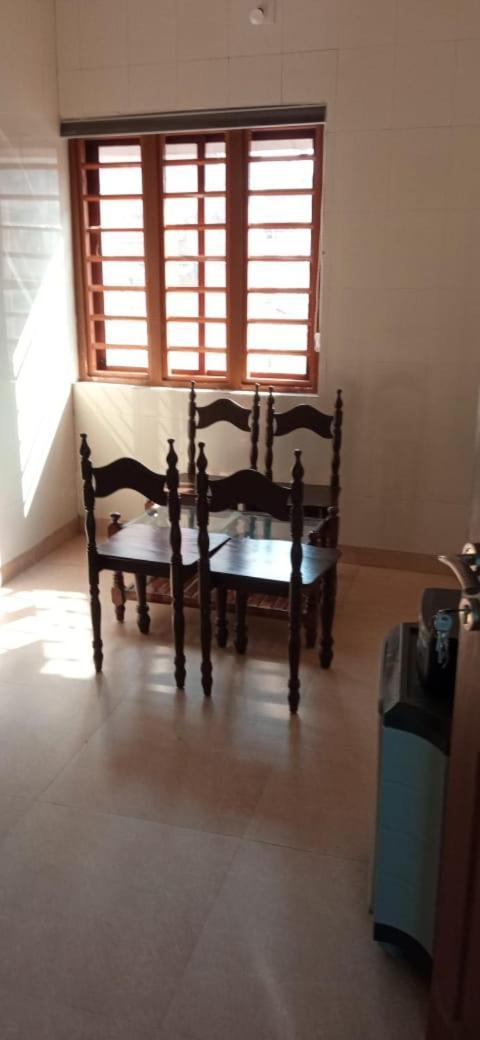 Sivaranjini Tourist Villa Guruvayur Bagian luar foto